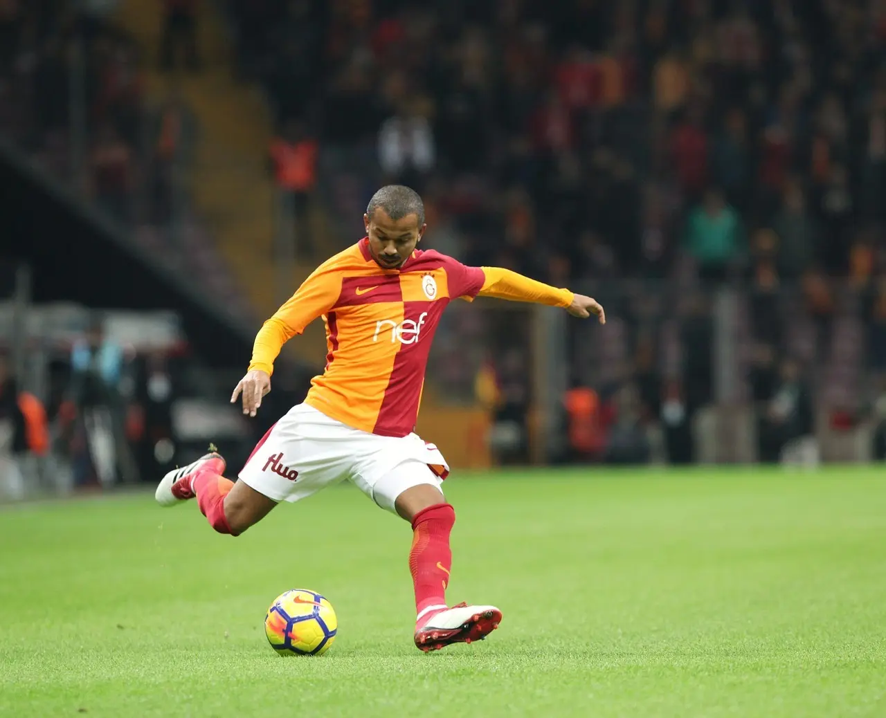 Hvor kan jeg købe en autentisk Galatasaray trøje i Danmark?